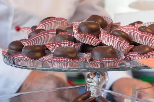 Grupo de llenado de chocolate en bandeja de vidrio — Foto de Stock
