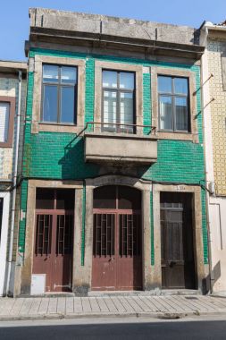 Tipik renkli Portekiz mimari: Azulejos cephe antika pencereler ve balkon - Portekiz ile döşeme