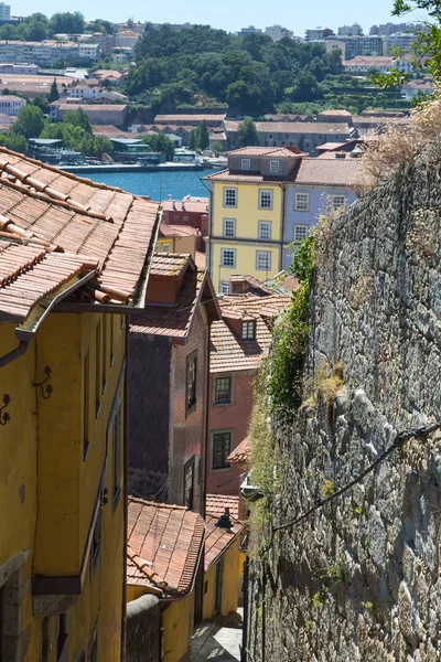 Old Narrow Street y fachadas coloridas en la ciudad portuguesa —  Fotos de Stock