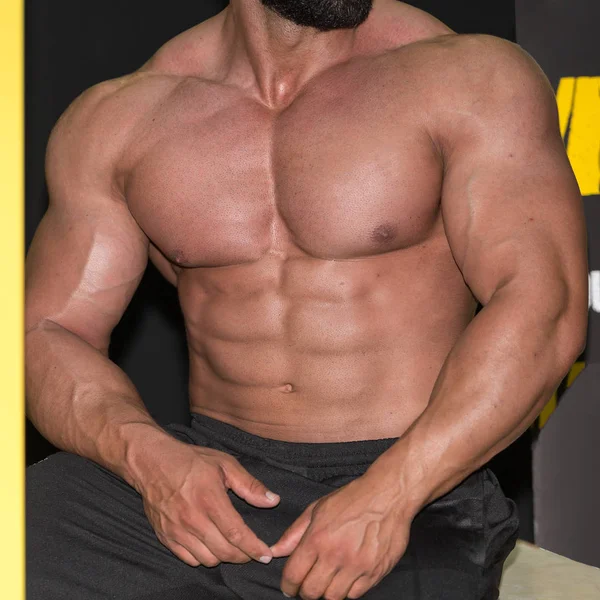 Bodybuilding-Konzept: starker Bodybuilder mit perfektem Bauch, Schultern, Bizeps, Trizeps und Brust — Stockfoto