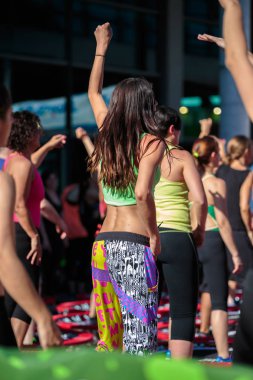 Rimini, İtalya - Haziran 2017: Mini trambolin egzersiz: Açık sınıf spor salonunda Fitness egzersiz yaparak kızlar