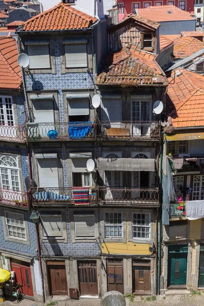 Typické barevné Portugalská architektura: Dlaždice Azulejos fasády s starožitných oken a balkonu - Portugalsko — Stock fotografie