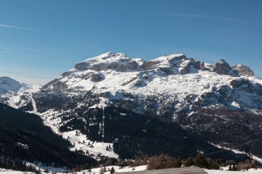 Avrupa'da kar dağlar ile: Dolomites Alp Dağları doruklarına kış sporları için
