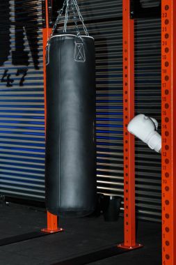 Siyah kum torbası kickboks ve Fitness Egzersiz jimnastik salonu için