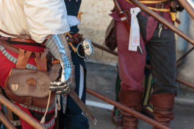 Gümüş hançer ve Ortaçağ metalik Mitten el koruma ile savaşçı