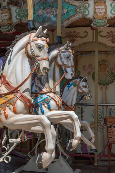 Kolorowa karuzela koni w Holiday Park, karuzela koń — Zdjęcie stockowe