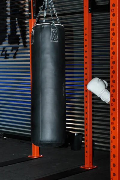 Siyah kum torbası kickboks ve Fitness Egzersiz jimnastik salonu için — Stok fotoğraf