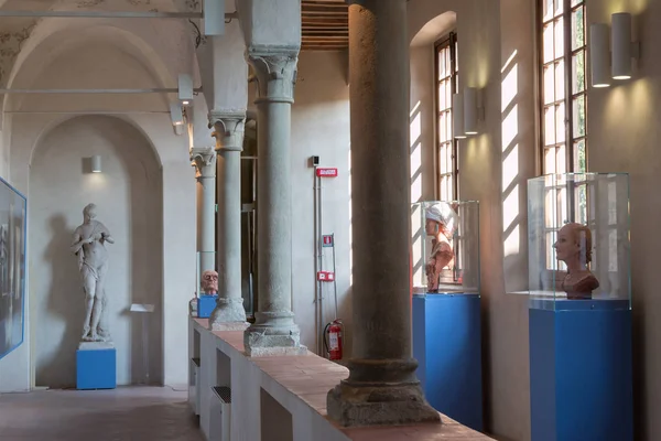 Muzeum chodby s kolonádou, Windows a starověké Busta v Parma, Itálie — Stock fotografie