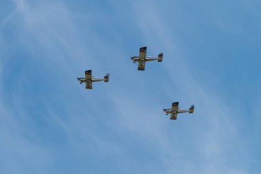 Üç uçak Airshow üzerinde uçan performans, beceri ve takım çalışması
