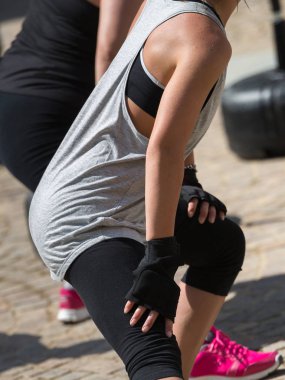 Kızlar daha önce açık spor salonunda Fitness Egzersiz germe egzersizleri yaparken eldiven Delme ile