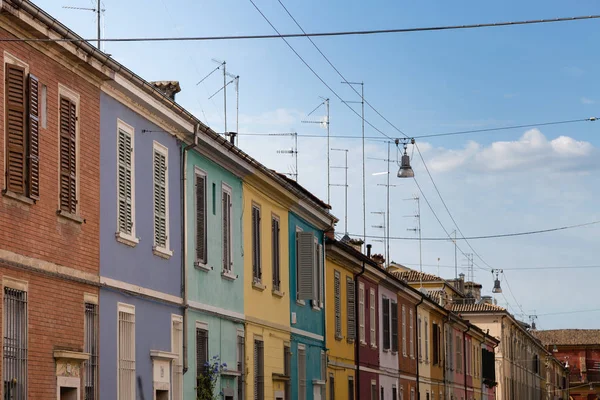 Antigua fachada colorida del edificio en Parma, Italia —  Fotos de Stock