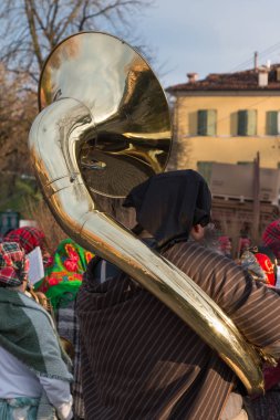 Sanatçı grubu ile pirinç Sousaphone