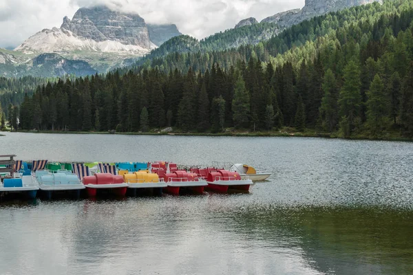 Bărci cu pedale colorate în lacul Misurina: Dolomiți italieni Alpi Peisaj — Fotografie, imagine de stoc