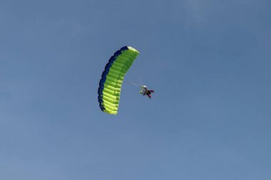 Paraşütçüler: Paraşüt eğitmeni ve yeşil ile acemi karşı açık mavi gökyüzü