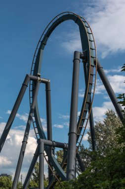Kırmızı Roller-coaster parça içinde kamu eğlence parkı
