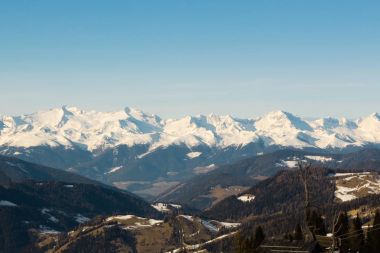 Avrupa'da kar dağlar ile: Dolomites Alp Dağları doruklarına kış sporları için