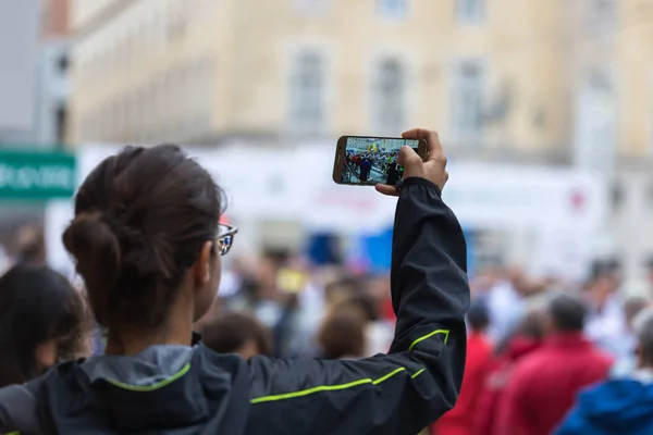 Фотография со смартфона во время спортивного мероприятия Public City Marathon — стоковое фото