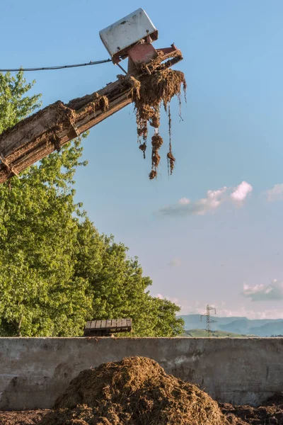 Manure Removing System: Elevator Ramp in Action — Stock Photo, Image