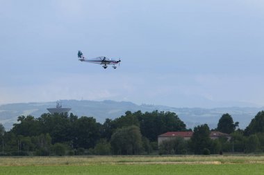 Küçük ve hafif beyaz Piper Uçak inişe hazırlanıyor