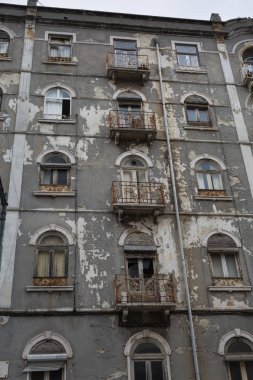 Oporto, Portekiz - Temmuz 2016: tipik antika Portekizce mimarisi: gri cephe ile eski Windows - Portekiz