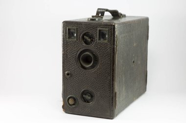 Beyaz arka plan üzerinde eski Vintage kutusu fotoğraf makinesi
