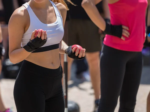 Concept de fitness et d'exercice : Entraînement pour filles avec boule de vitesse et sac de boxe autoportant — Photo