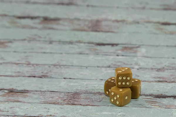 Plastikwürfel auf weißem Holztisch: Thema Glücksspiel — Stockfoto