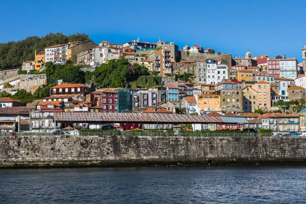 Barevné fasády typických domů na břehu řeky Douro - Porto, Portugalsko — Stock fotografie
