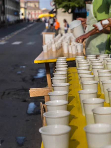 Bílé plastové kelímky na stole během závodu City maraton — Stock fotografie