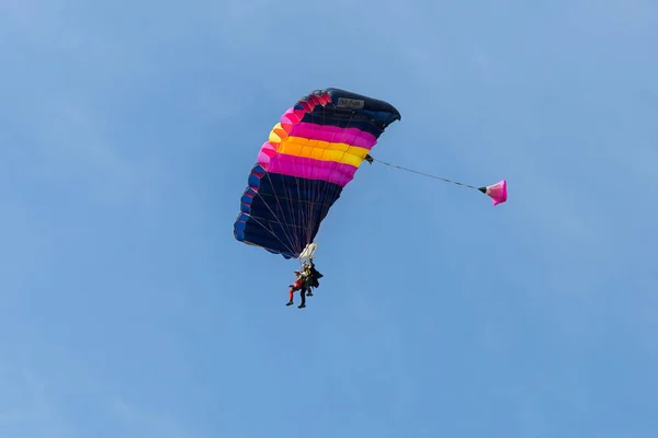 Reggio Emilia, Italia - Maggio 2017: Paracadutisti: Istruttore e Principiante con Paracadute Blu contro Cielo Azzurro — Foto Stock