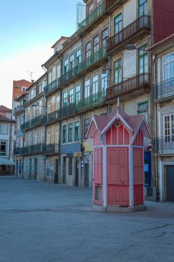 Tipik renkli Portekiz mimari: Azulejos cephe antika pencereler ve balkon - Portekiz ile döşeme