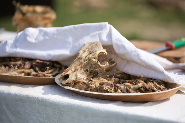Ossa, cranio di animali e altri residui di carne nel banchetto alimentare all'aperto — Foto Stock