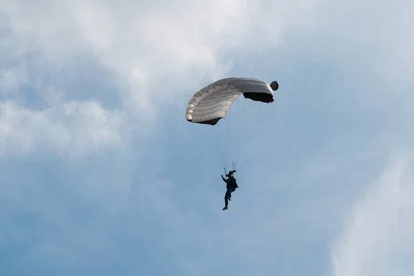 Paracadutista con paracadute bianco contro Clear Blue Sky — Foto Stock