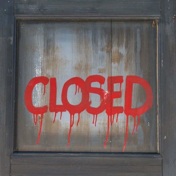 Red Closed Text and Sign, Word Closed on Wooden Door — Stock Photo, Image