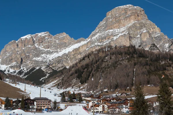 Munți cu zăpadă în Europa: Dolomiți Alpi vârfuri pentru sporturile de iarnă — Fotografie, imagine de stoc