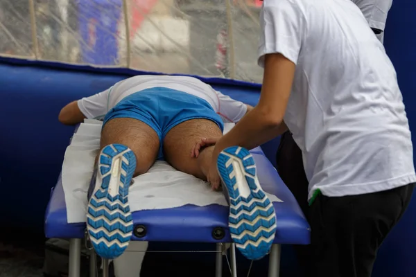 Idrottares muskler Massage efter Sport träning — Stockfoto