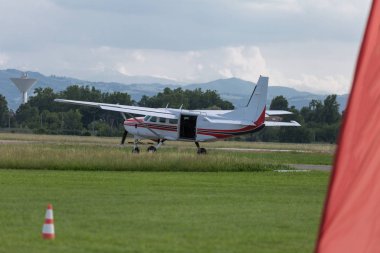 Açık Bagaj Kapısı ve paraşütçü ile beyaz Piper uçak: paraşüt eğitim 