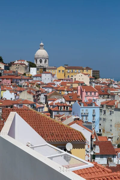 Casas Coloridas em Lisboa e Cúpula do Panteão Nacional de Santa Engracia - Portugal — Fotografia de Stock