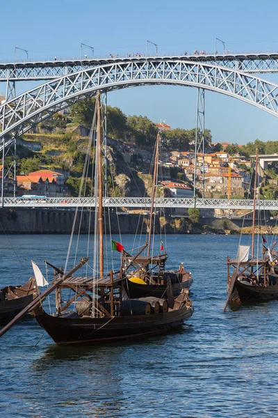 Rabelo tradycyjne łodzie na brzegu rzeki Douro - Porto, Portugalia — Zdjęcie stockowe