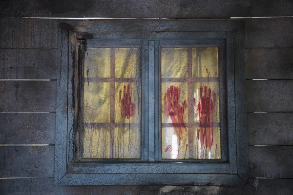 Kapalı ahşap pencere üzerinde kırmızı parmak izi kanlı — Stok fotoğraf