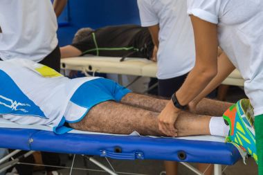 Parma, İtalya - Eylül 2017: Atletin kaslar masaj sonra spor