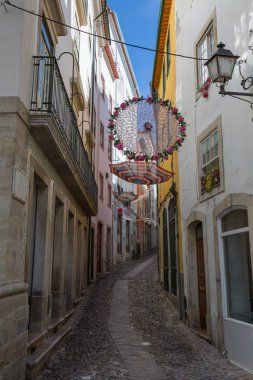 Coimbra, Portekiz - Temmuz 2016: renkli asılı altlıkları halk sokakta Coimbra, Portekiz