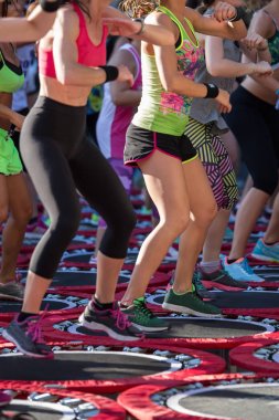 Mini trambolin egzersiz: Açık sınıf spor salonunda Fitness egzersiz yaparak kızlar