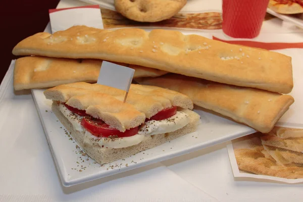 Cuñas de pan italiano rellenas de tomate, queso fresco y orégano —  Fotos de Stock