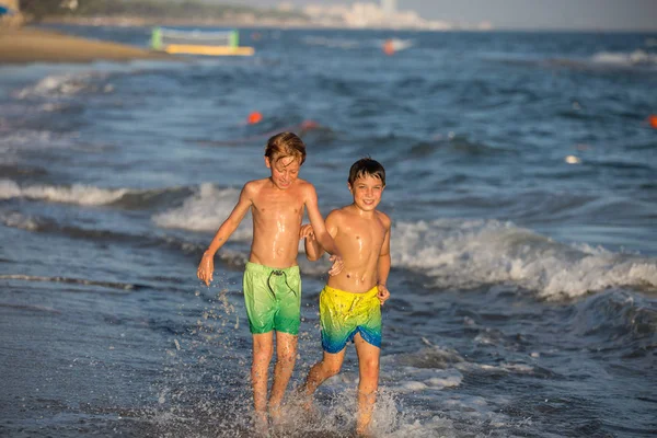 Happy Brothers Run on the Seashore: Summer Vacation Concept. — Stock Photo, Image