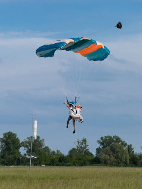 Paraşütçü karşı açık mavi gökyüzü mavi paraşüt ile