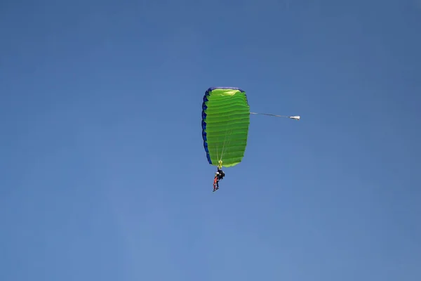 Reggio Emilia, Italia - Maggio 2017: Paracadutisti: Istruttore e Principiante con Paracadute Verde contro Clear Blue Sky — Foto Stock