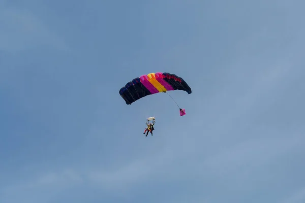 Reggio Emilia, Italia - Maggio 2017: Paracadutisti: Istruttore e Principiante con Paracadute Blu contro Cielo Azzurro — Foto Stock