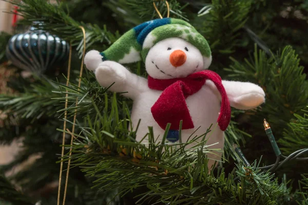 Kardan Adam Yumuşak Oyuncak Dekorasyon Noel Ağacı Asıldı — Stok fotoğraf