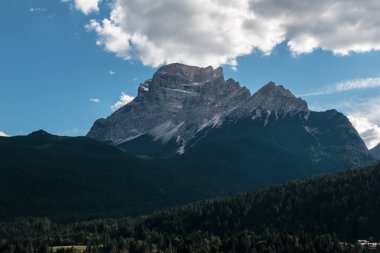 Yaz aylarında İtalyan Dolomites Alpleri'nde kayalık dağ